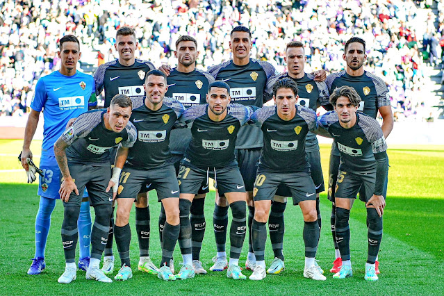 ELCHE C. F. Temporada 2022-23. Edgar Badía, Gerard Gumbau, Lucas Boyé, Enzo Roco, Carlos Clerc, Pedro Bigas. Pol Lirola, Tete Morente, Omar Mascarell, Pere Milla y Álex Collado. REAL VALLADOLID C. F. 2 ELCHE C. F 1 Sábado 05/11/2022, 16:15 horas. Campeonato de Liga de 1ª División, jornada 13. Valladolid, estadio José Zorrilla: 20.176 espectadores. GOLES: 1-0: 40’, Javi Sánchez. 2-0: 46’, Roque Mesa. 2-1: 63’, Josan.