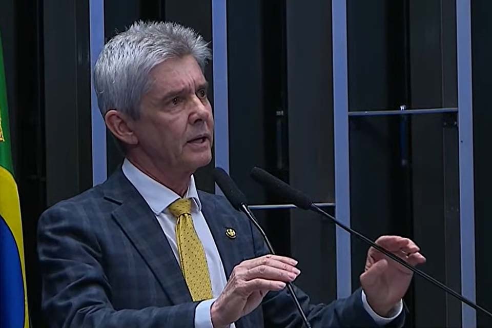 Senador de Rondônia quer mudar lei criada para proteger emprego dos frentistas; consumidor poderá abastecer por conta própria