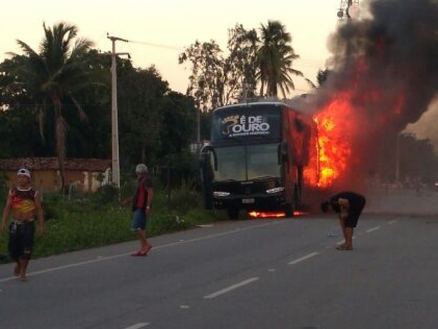 Ônibus de banda de forró incendeia em Paracuru-CE 