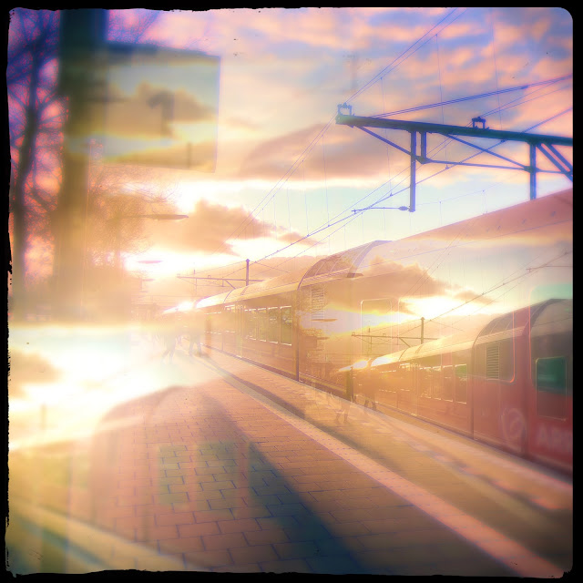 Trein rijdt station Zevenaar binnen