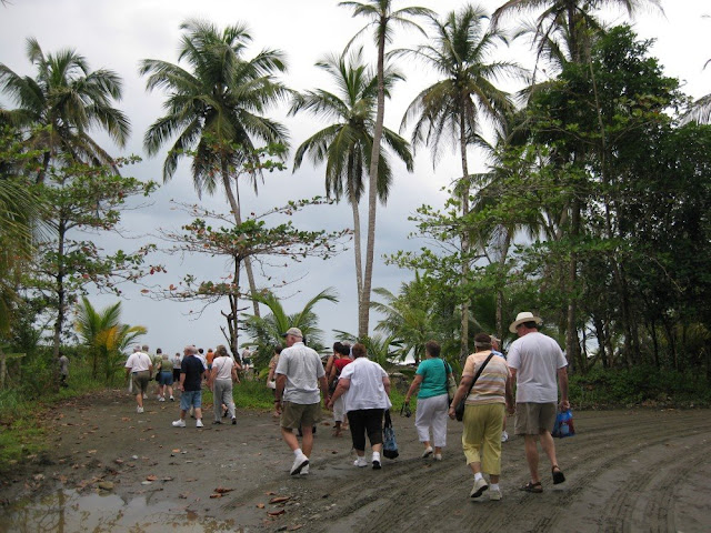 Mitreisende Touristen auf dem Weg zum Strand