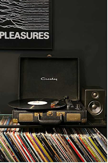 https://www.urbanoutfitters.com/fr-fr/shop/crosley-cruiser-black-and-gold-vinyl-record-player?category=record-players&color=001