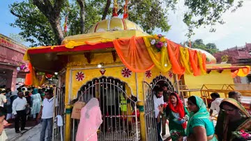 श्रावण मास: मनकामेश्वर महादेव मंदिर पर हेलिकॉप्टर से पुष्पवर्षा