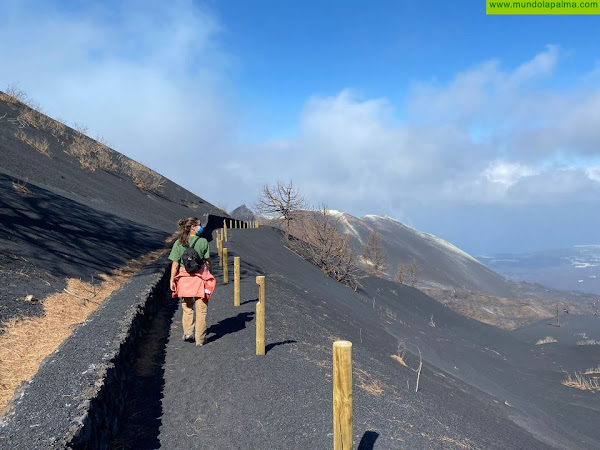 El Cabildo reanuda las rutas para residentes de La Palma que llevan al nuevo cono volcánico