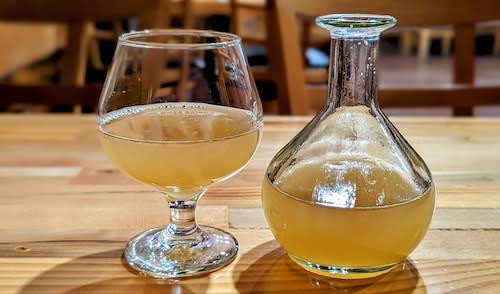 ጠጅ Teg honey wine, served in traditional glass decanter
