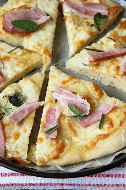 Pizza di grano kamut con bacon Lenti, scamorza ed erbe aromatiche