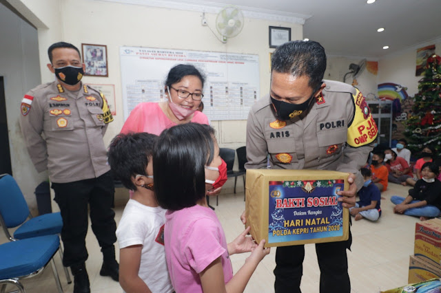 Kapolda dan Wakapolda Kepri Menghadiri Kegiatan Bakti Sosial Dalam Rangka Natal Tahun 2020 Dengan Mengunjungi Panti Asuhan