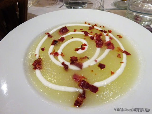 soupe de melon aux éclats de jambon cru 