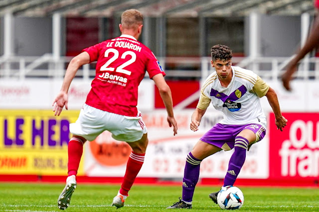 El canterano David Torres intenta escaparse del acoso de Le Douaron. STADE BRESTOIS 29 0 REAL VALLADOLID C. F. 0. Sábado 30/07/2022, 18:00 horas. Partido amistoso. Brest, Francia, estadio Francis-Le Blé: 2.000 espectadores. GOLES: No hubo.