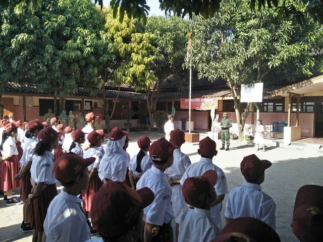 BABINSA IRUP UPACARA BENDERA DI SEKOLAH