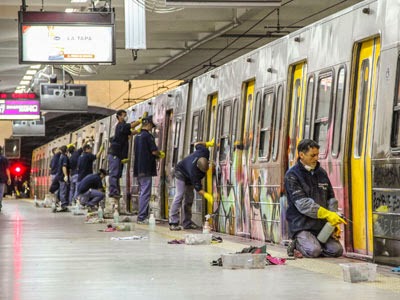 OTRA VEZ PINTARON UNA CHOTA GIGANTE EN EL SUBTE.