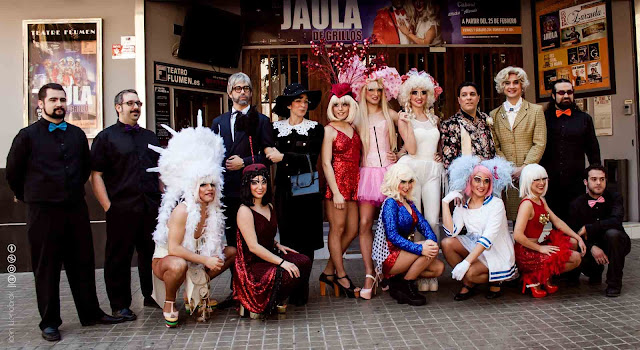 El reparto de "La jaula de grillos" en la entrada de Teatro Flumen de Valencia