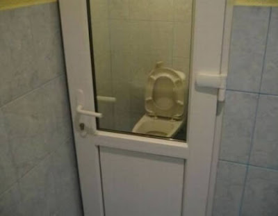 Des WC vitrés, franchement la honte !