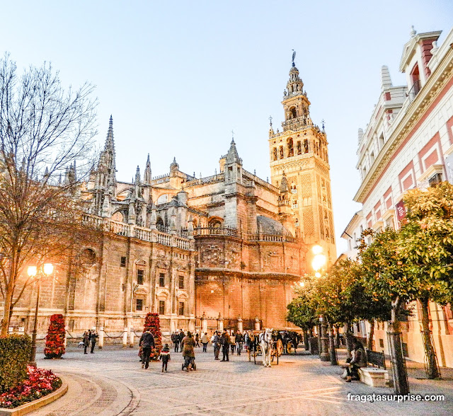 A Praça do Triunfo e a Catedral de Sevilha