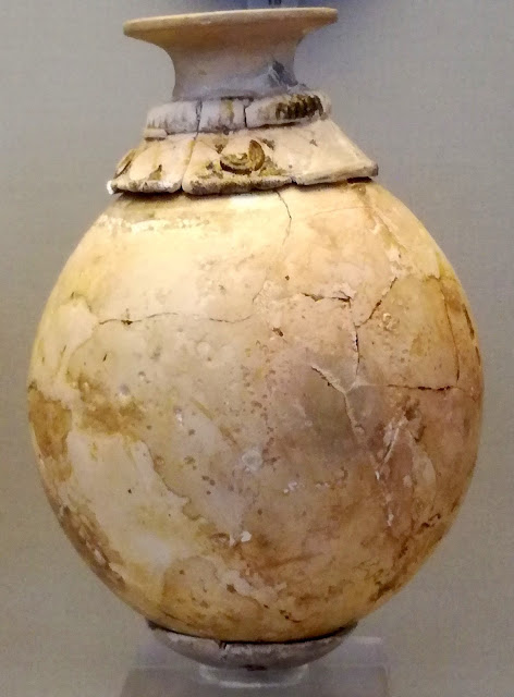Ρυτό από αυγό στρουθοκαμήλου και επίθετο διάκοσμο από φαγεντιανή από τον λακκοειδή τάφο IV του Ταφικού Κύκλου Α των Μυκηνών