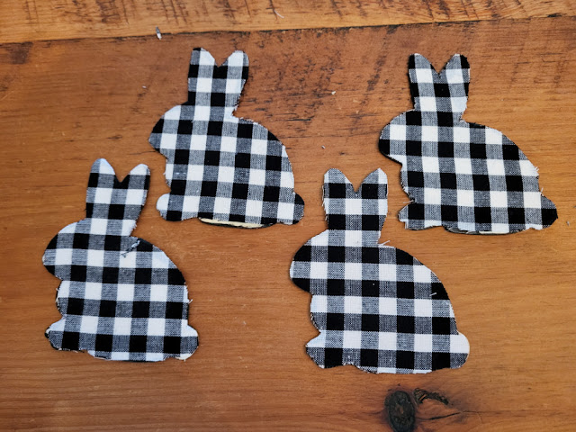 Black/White Checked Easter bunnies. Share NOW. #bunnies #blackandwhitechecked #farmhouse #Easter #eclecticredbarn