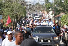 Hipólito Mejía promete en Monte Plata enfrentar déficit de viviendas en el país.