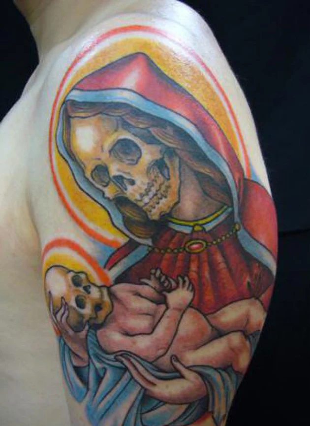hombre con el tatuaje de la santa muerte y un bebe en el brazo tatuado