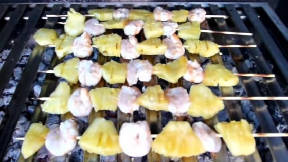 Brochetas de piña con langostinos