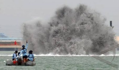 Kopaska Bersihkan ranjau bawah air di perairan alur pelayaran barat Surabaya