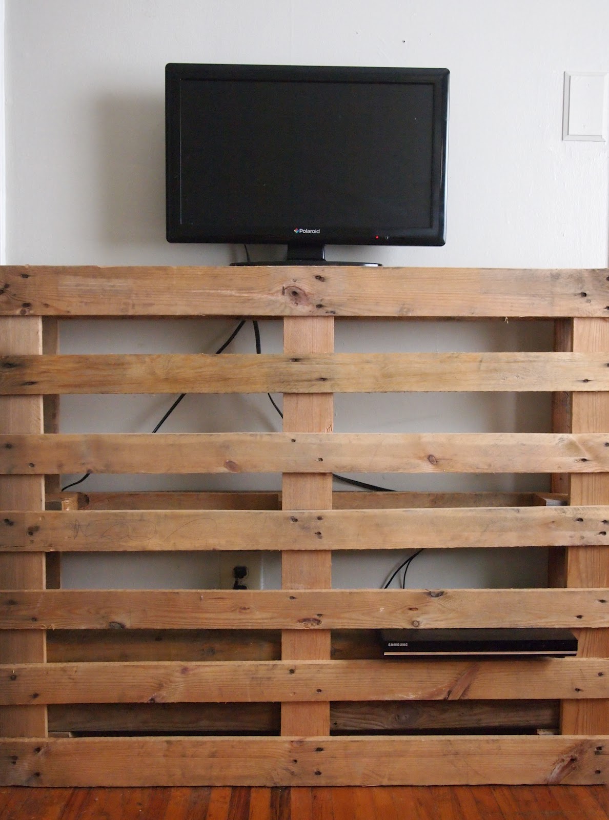 Sweet Swan Songs: Our Living Room + Pallet TV Stand