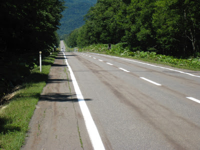 国道273号線の直線路