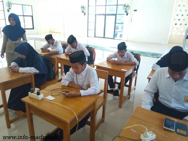  siswa madrasah disibukkan dengan acara Ujian Inovasi, USBN Madrasah Menggunakan Android