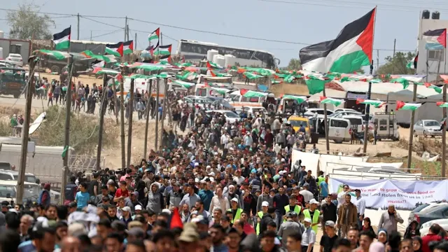فلسطينيون يتجمعون خلال احتجاج بمناسبة الذكرى الـ 71 للنكبة، أو الكارثة، بالقرب من السياج بين إسرائيل وغزة