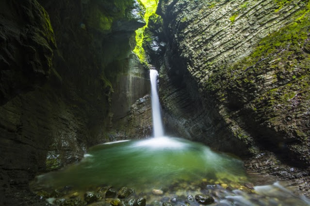 Vodopád Kozjak ve Slovinsku.