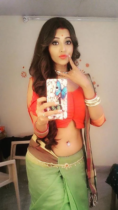 ridhiema tiwari saree selfie navel piercing hot actress