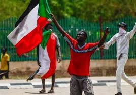 شباب يحتفلون بالثورة السودانية