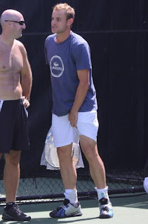 Picture of Roddick scratching his itchy balls