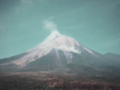 gunung semeru muntah lava pijar 300 meter - foto pendakigengsi