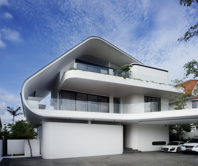 Picture of modern mansion as seen from the driveway