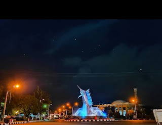 Suasana Bunderan Marlin Icon Kota Wisata Pangandaran malam hari