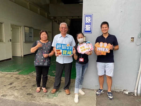 ▲就服員回廠訪視了解昌哥對新工作勝任愉快。（記者林明佑翻攝）