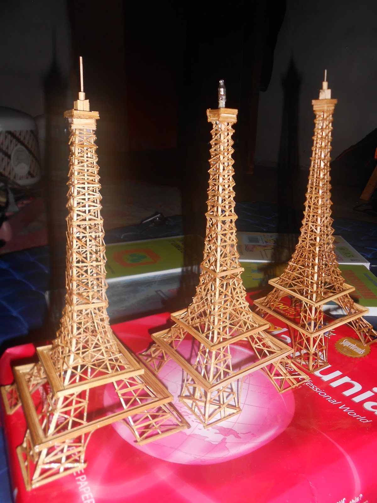 SEBUAH PENANTIAN Laporan penjualan Miniatur  menara  eiffel  