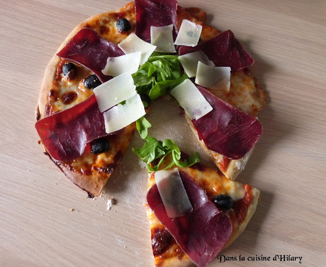 Pizza à la viande des grisons, parmesan et roquette