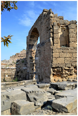 Brama monumentalna i monument Wespazjana w Side