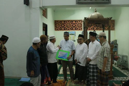 Rida Ananda Serahkan Dana Hibah Buat Masjid Arafah Tanjuang Gadang Sungai Pinago