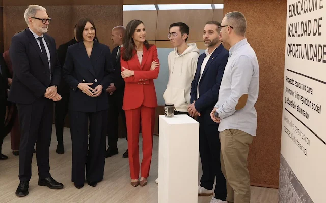 Queen Letizia wore a red longline blazer suit by Carolina Herrera, and a Cylani silk shirt by Hugo Boss. Patrizia Pepe pumps