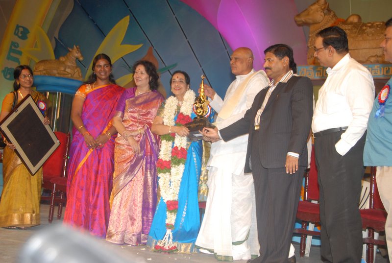 [2010+nandi+awards100-781390.jpg]