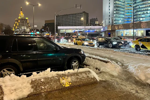 Конюшковская улица, парковка с золотыми гербами