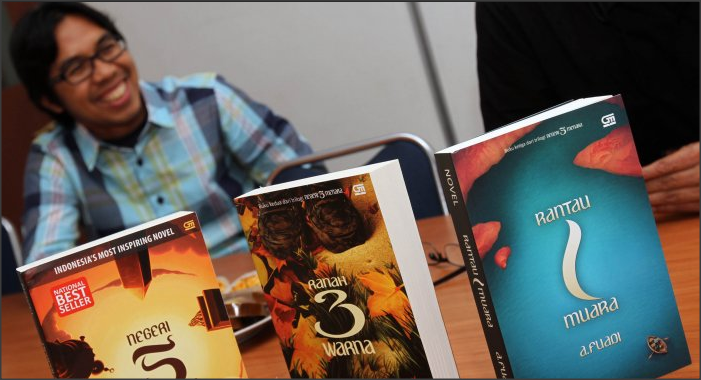 Biografi Ahmad Fuadi: Penulis Novel Best Seller Indonesia 