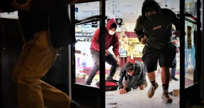 Σάμος: Παράνομοι μετανάστες κάνουν μαζικό πλιάτσικο σε κατεστραμμένα σπίτια & μαγαζιά -Αρπάζουν ό,τι βρουν μπροστά τους!