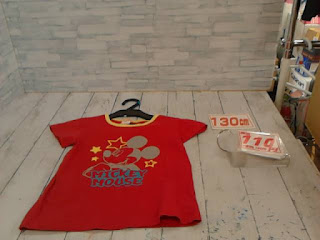 中古品　子供服　１３０cm　ミッキープリント　赤　半袖Tシャツ　１１０円