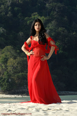 Shruti_Hassan_In_Red