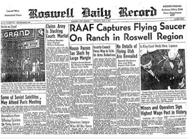 Gambar surat kabar sejarah, Roswell Daily Record, dengan judul dan artikel tentang RAAF menangkap piring terbang dan berita lainnya.