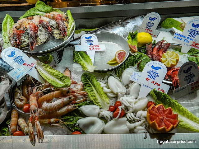 Balcão de frutos do mar no Mercado Central de Termini em Roma