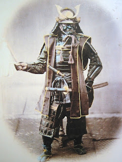 Samurai strijder in gevechts tenue met vlijmscherp zwaard (1860)